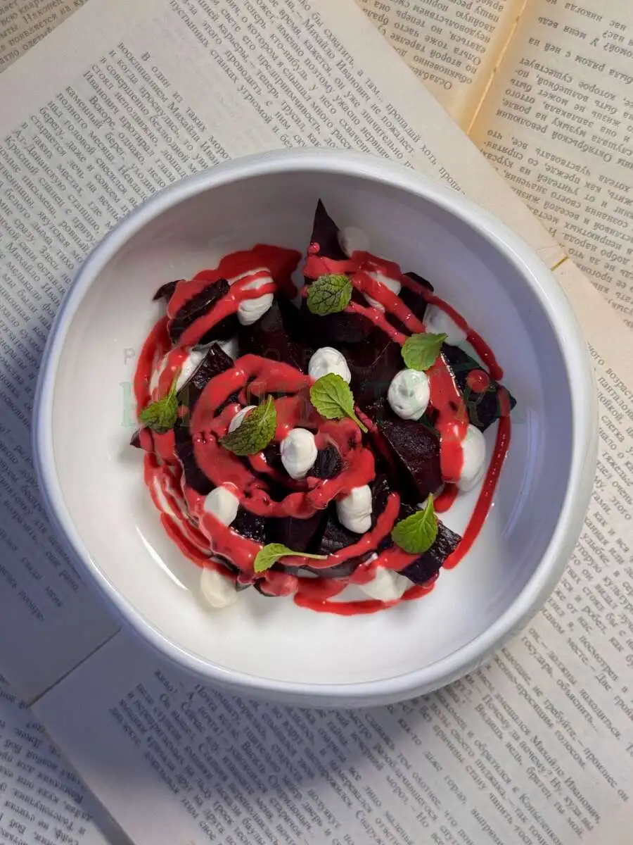 Свекла в трех текстурах с соусом из малины