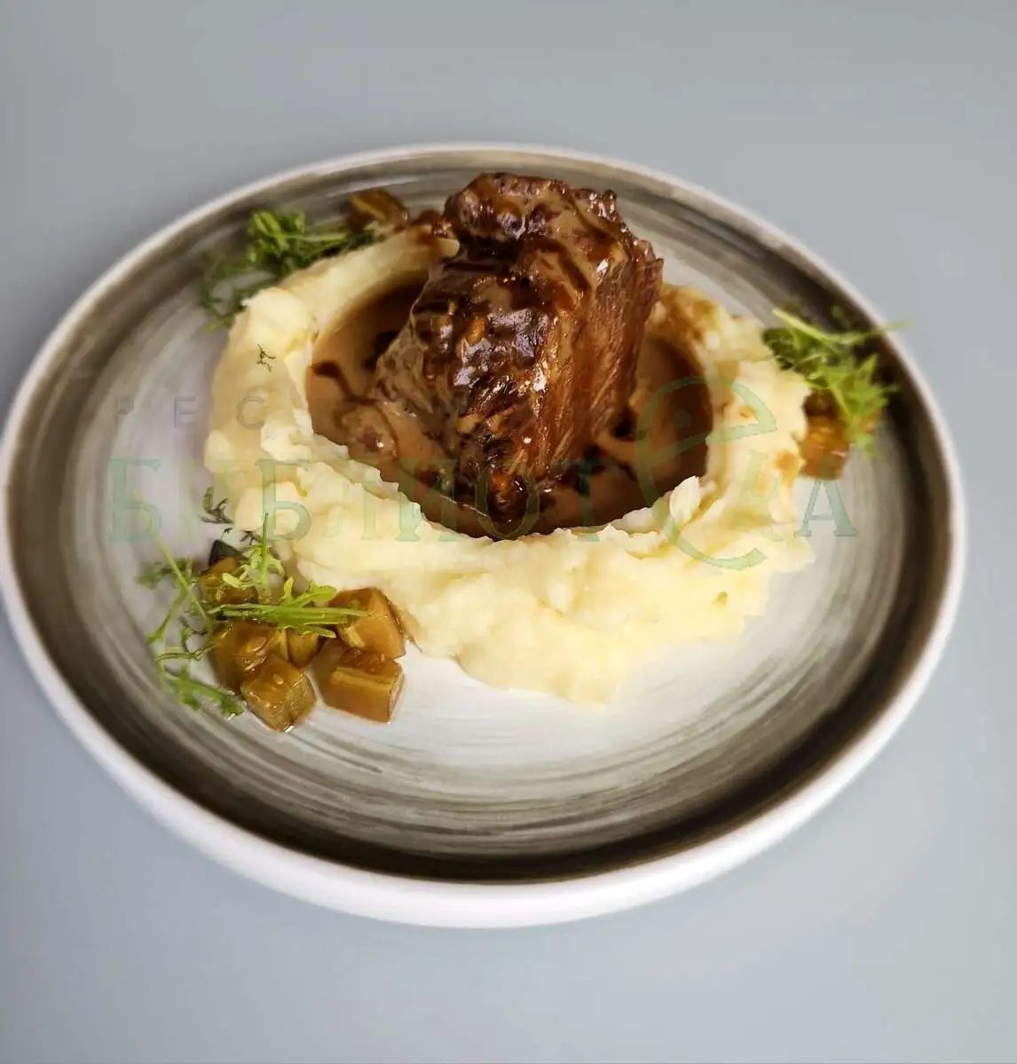 Телячьи щечки с картофельным кремом