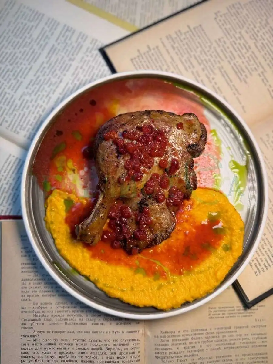 Утиная ножка с ягодным соусом и морковным пюре