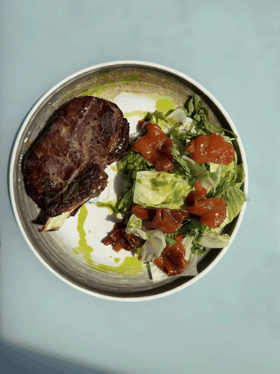 Жаркое из говядины с микс салатом 