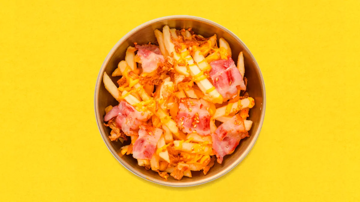 Картофель фри с беконом в сырном соусе