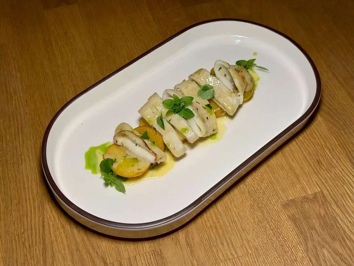 Кальмар гриль с картофелем