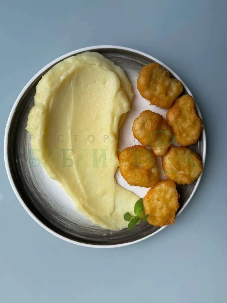 Картофельное пюре с наггетсами 