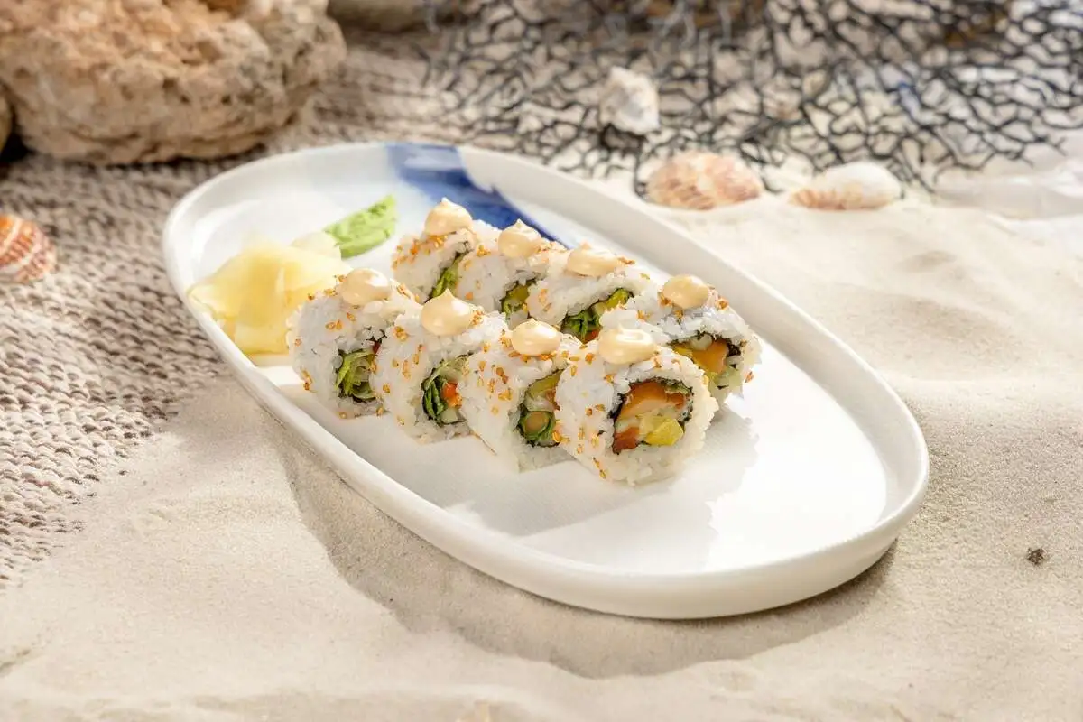 Ролл из свежих овощей с маринованными опятами