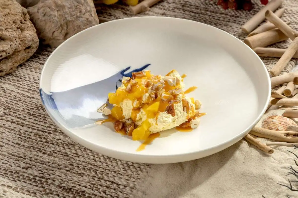 Мусс из манго с орехами и карамелью