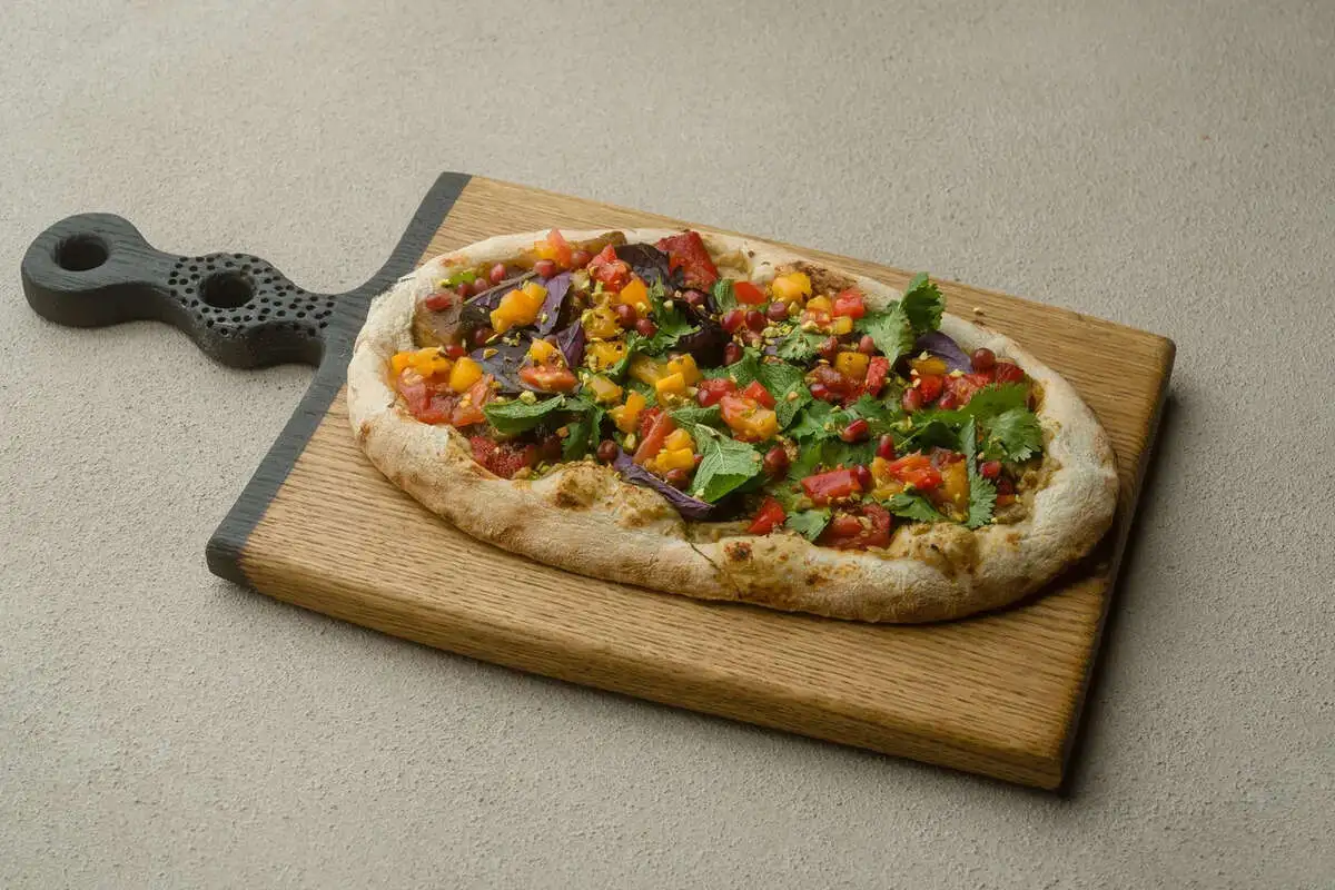 Лахмаджун с печеными овощами и зеленью