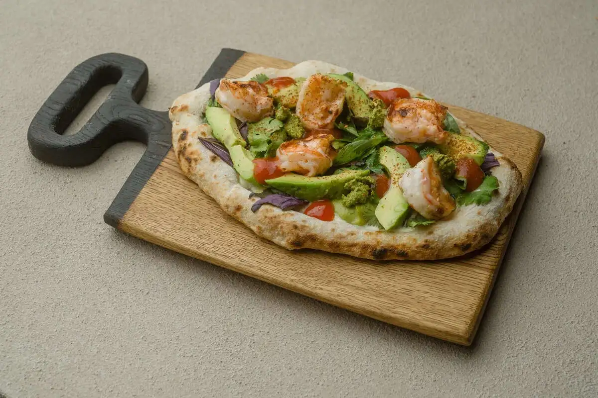 Лепешка с креветками, авокадо и страчателлой