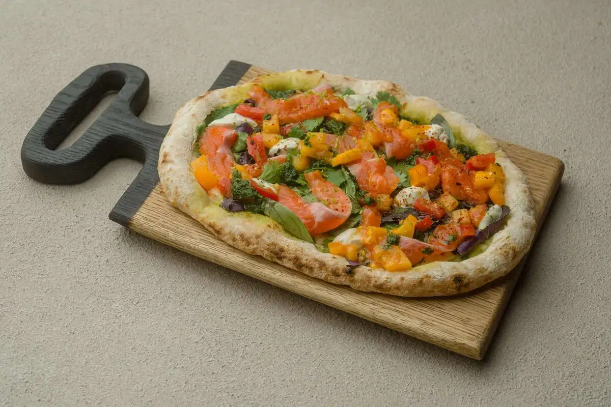 Лепешка с лососем и томатной сальсой