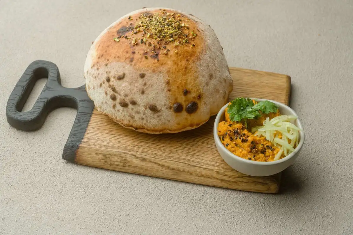 Хумус из моркови с овощами и питой из печи