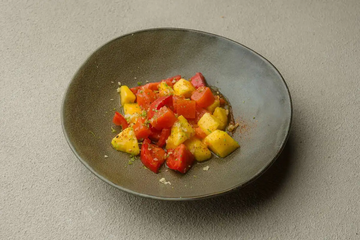 С манго, папайей и томатами в соусе понзу