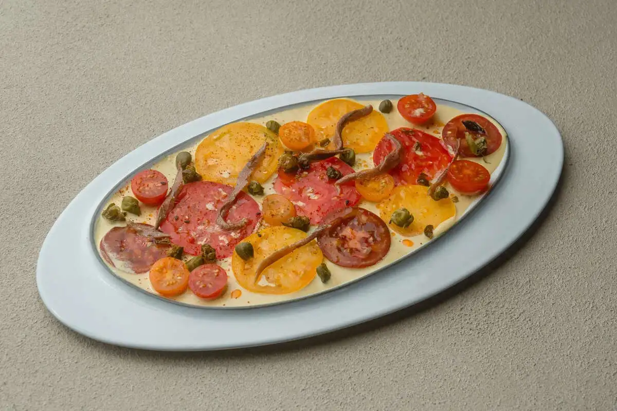 Ассорти томатов, соус тонато, анчоусы