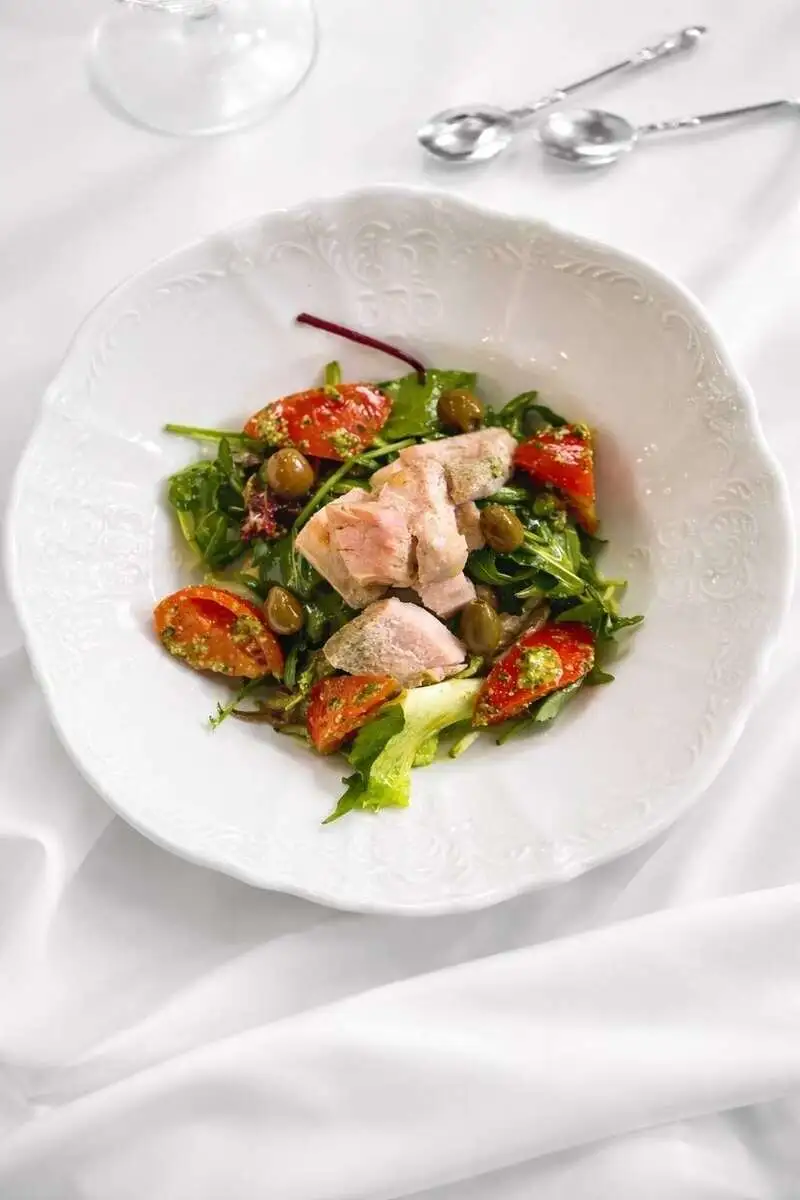 Салат с тунцом конфи