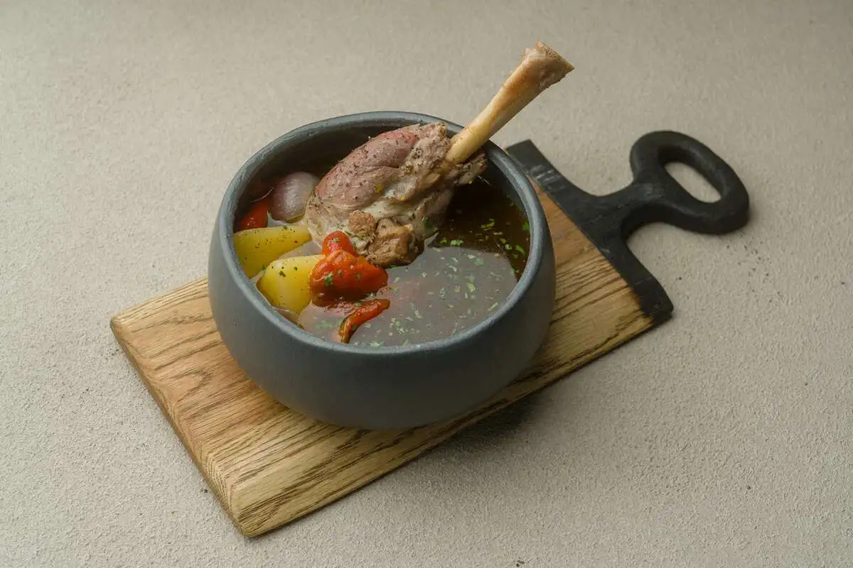 Шурпа с бараньей голенью и овощами 