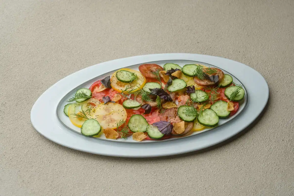 Ассорти томатов с хрустящими огурцами, чимичурри и чесноком фри