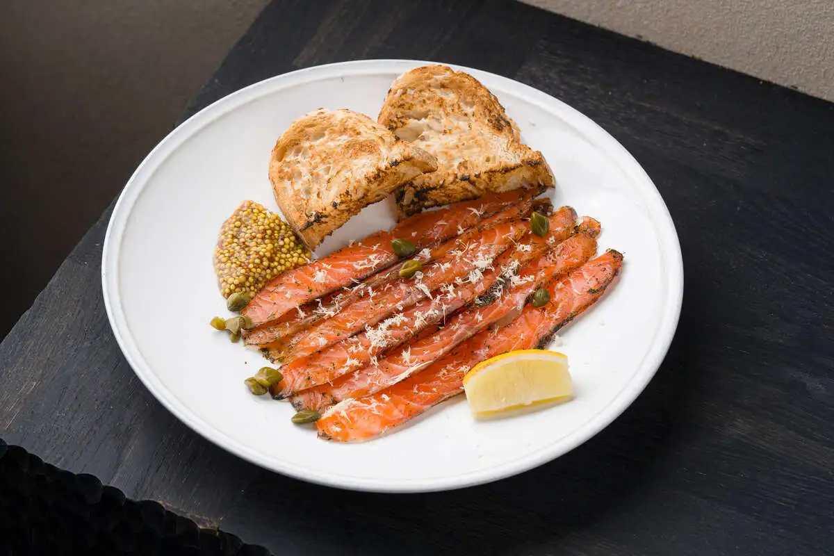 Гравлакс из лосося с хреном и горчицей