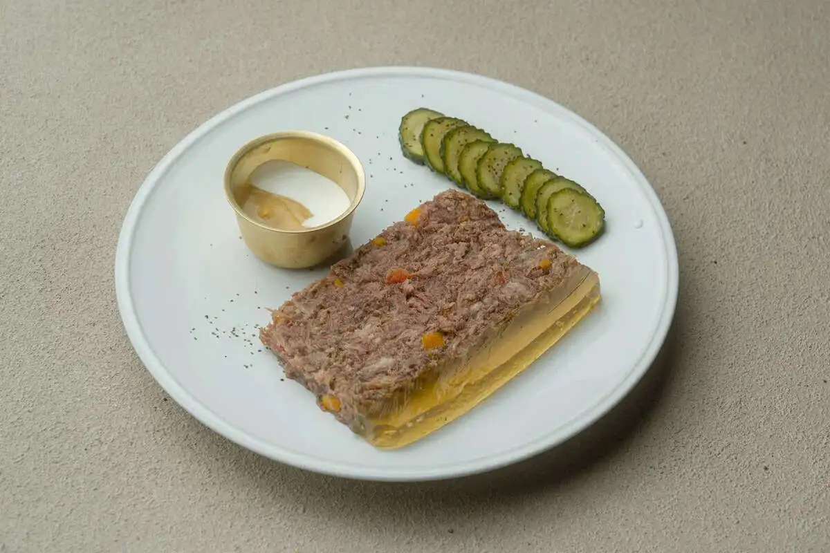 Холодец из бычьих хвостов с хреном и горчицей 