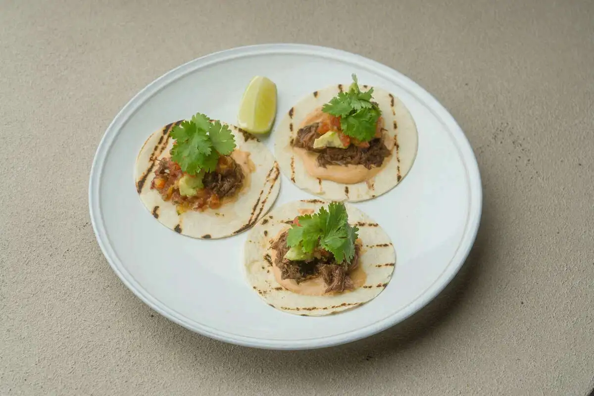Тако с томлеными говяжьими щеками