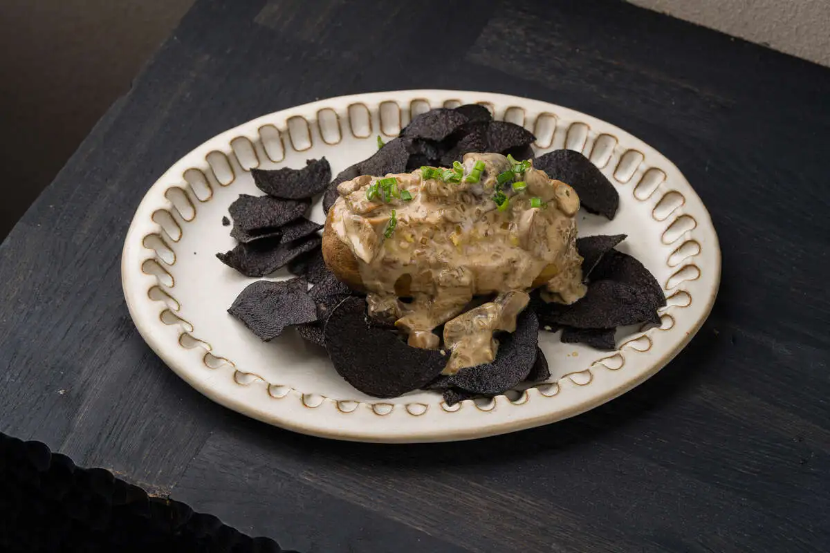 Печеный на углях картофель с грибным рагу