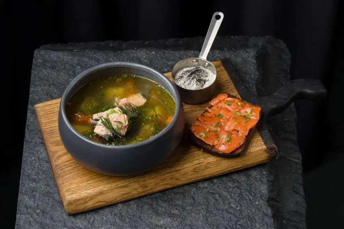 Уха из двух видов рыбы с форелью на бородинском хлебе 