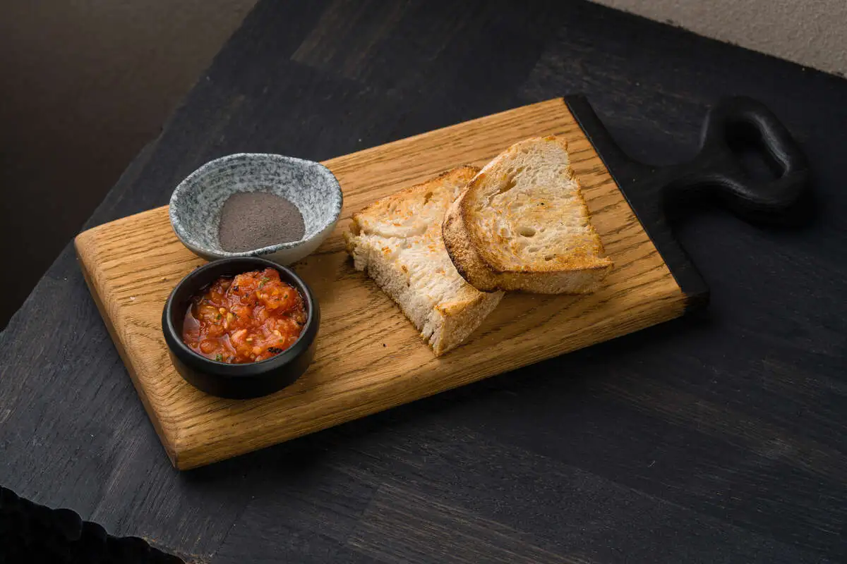 Тартин на углях с томатной сальсой