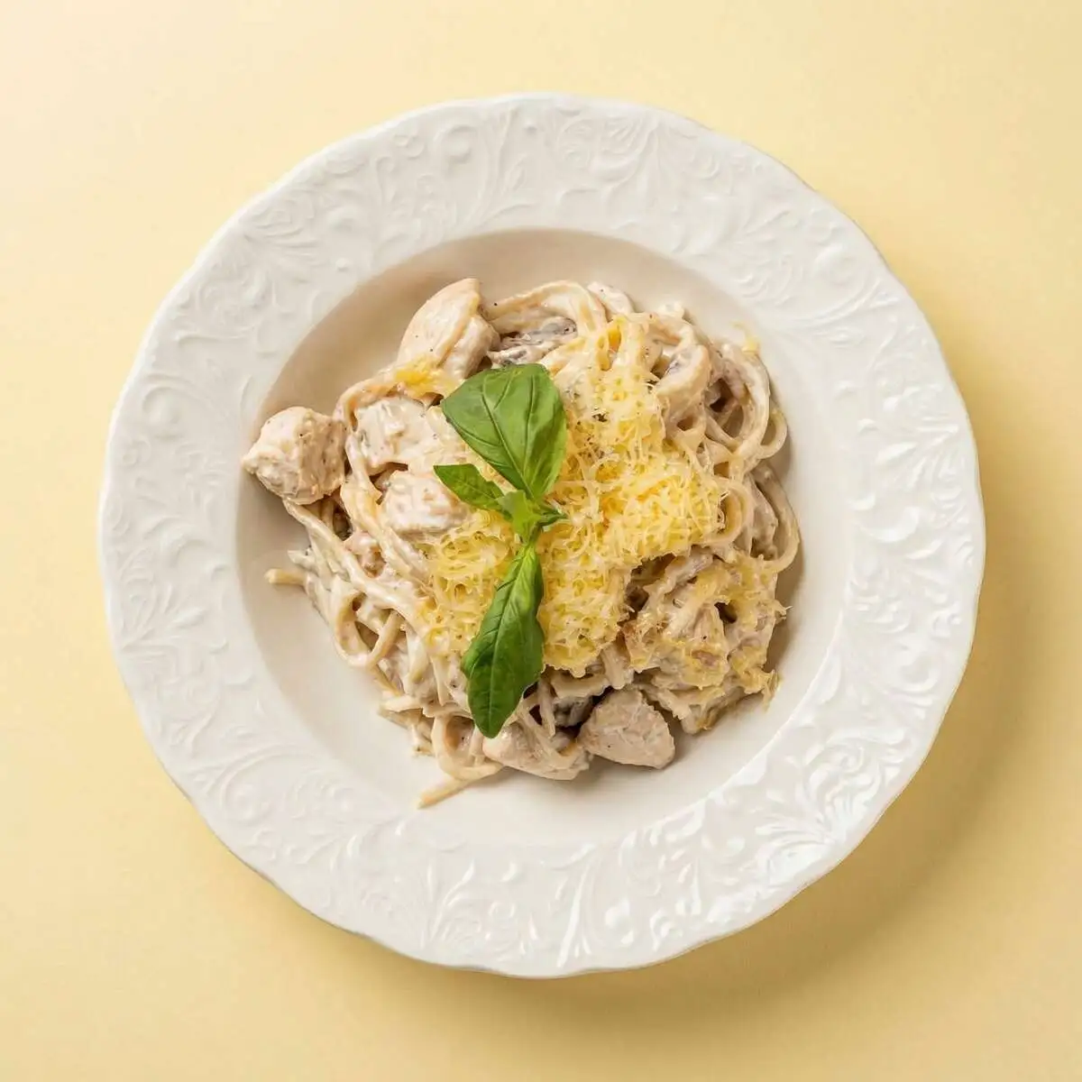 Паста с курицей в сливочном соусе 