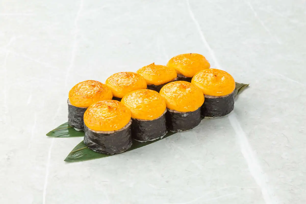 Запеченный ролл с курицей и соусом карри новый