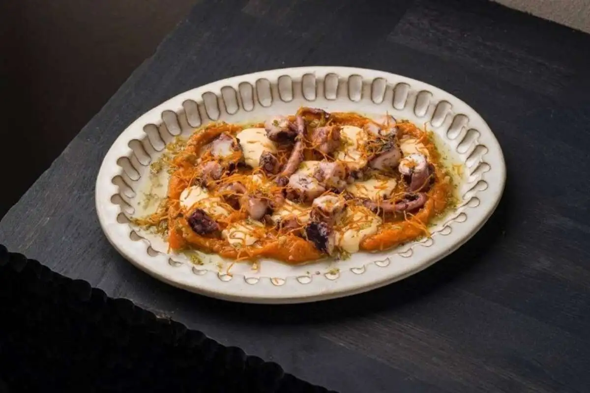 Нарезка из осьминога с кремом из батата