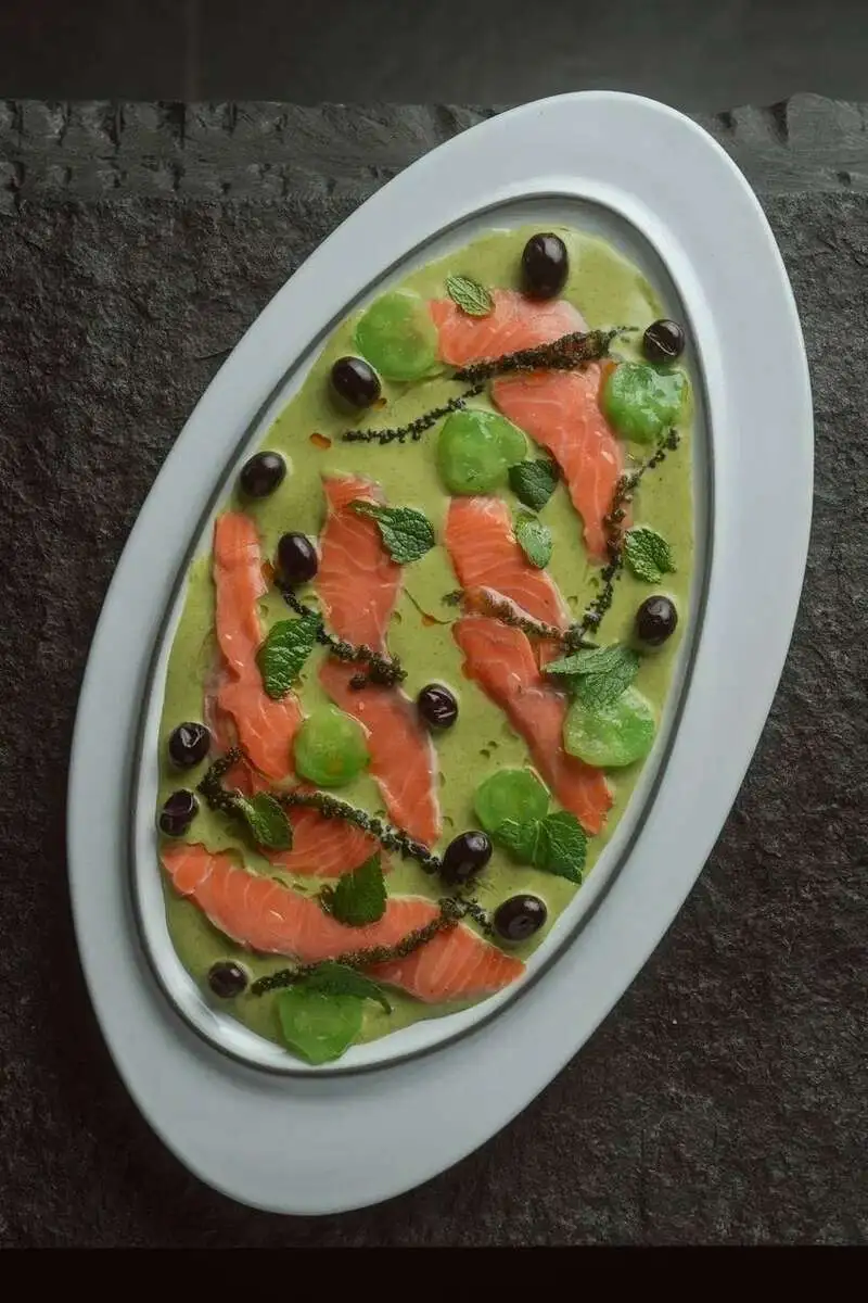 Лосось с зеленым карри и морским виноградом