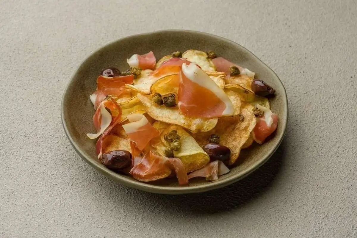 Домашние картофельные чипсы с хамоном