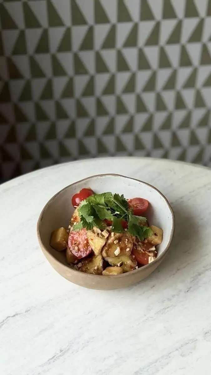 Жареные баклажаны с сыром Тофу и соусом сладкий Чили