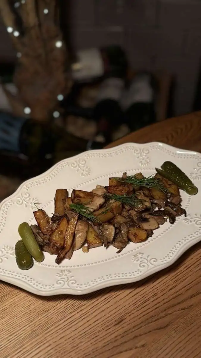  Жареная картошка с белыми грибами и корнишонами