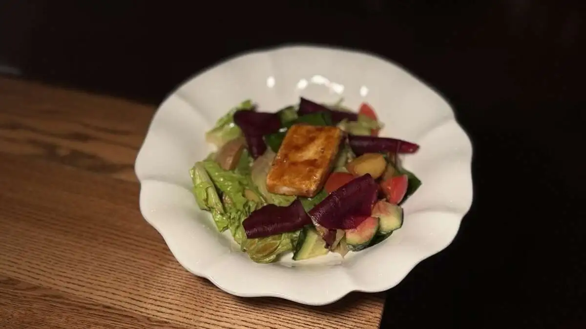 Салат с печеной свеклой, хрустящим салатом, сыром Тофу