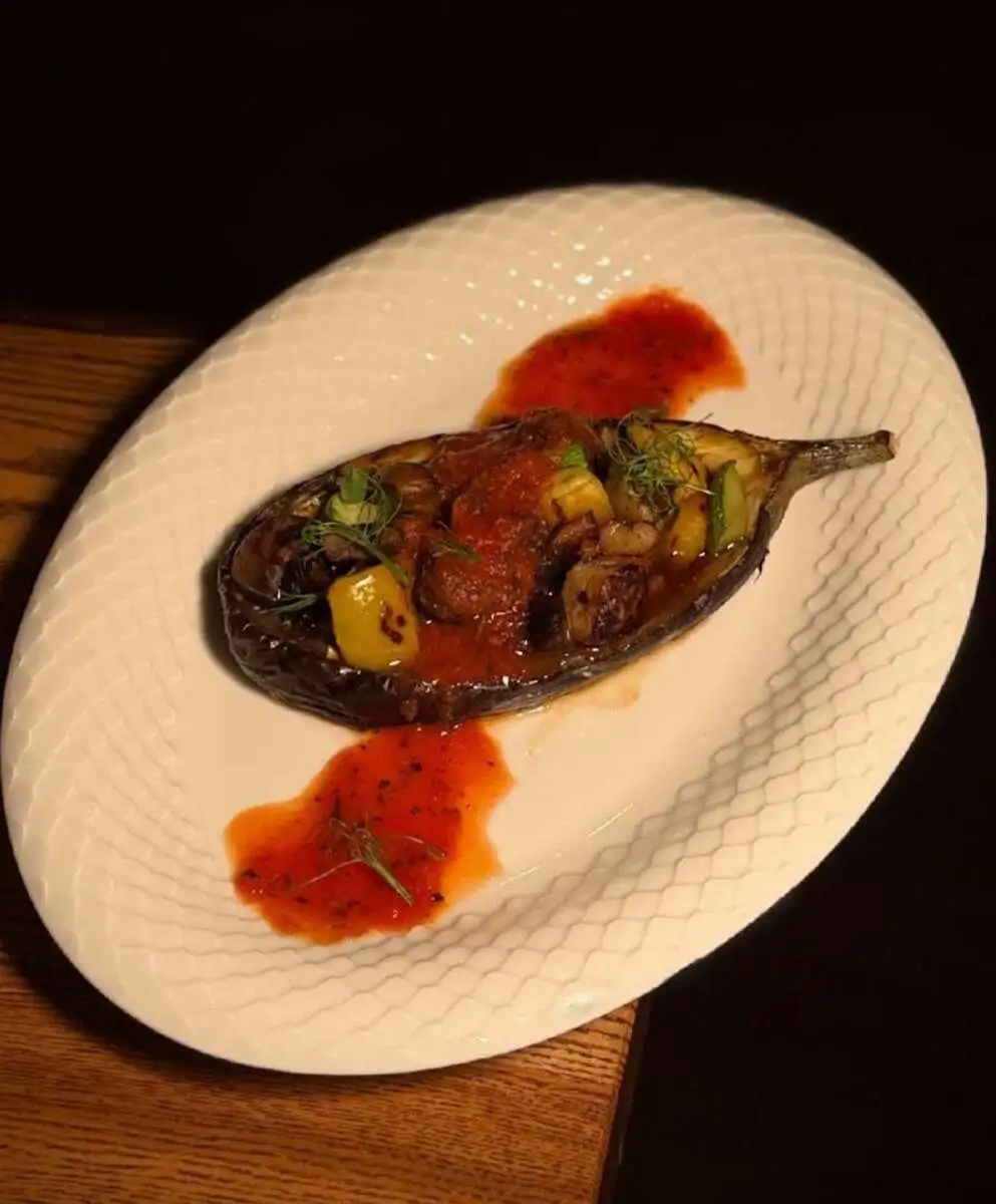  Стейк из баклажана с печеными овощами и итальянским томатным соусом