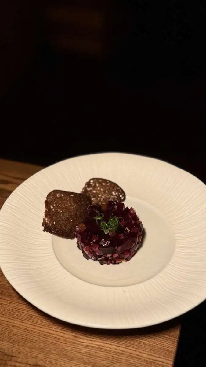  Тар-тар из свеклы, лука Порей с ржаными чипсами