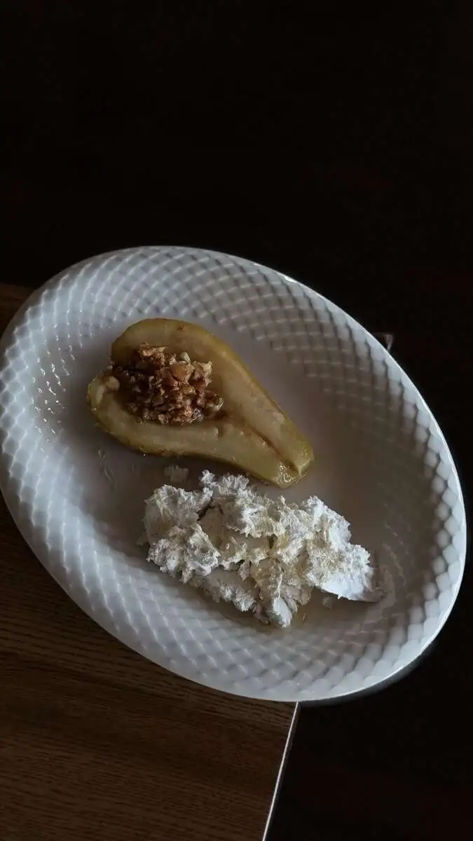 Томленая медовая груша с орехами и мороженым