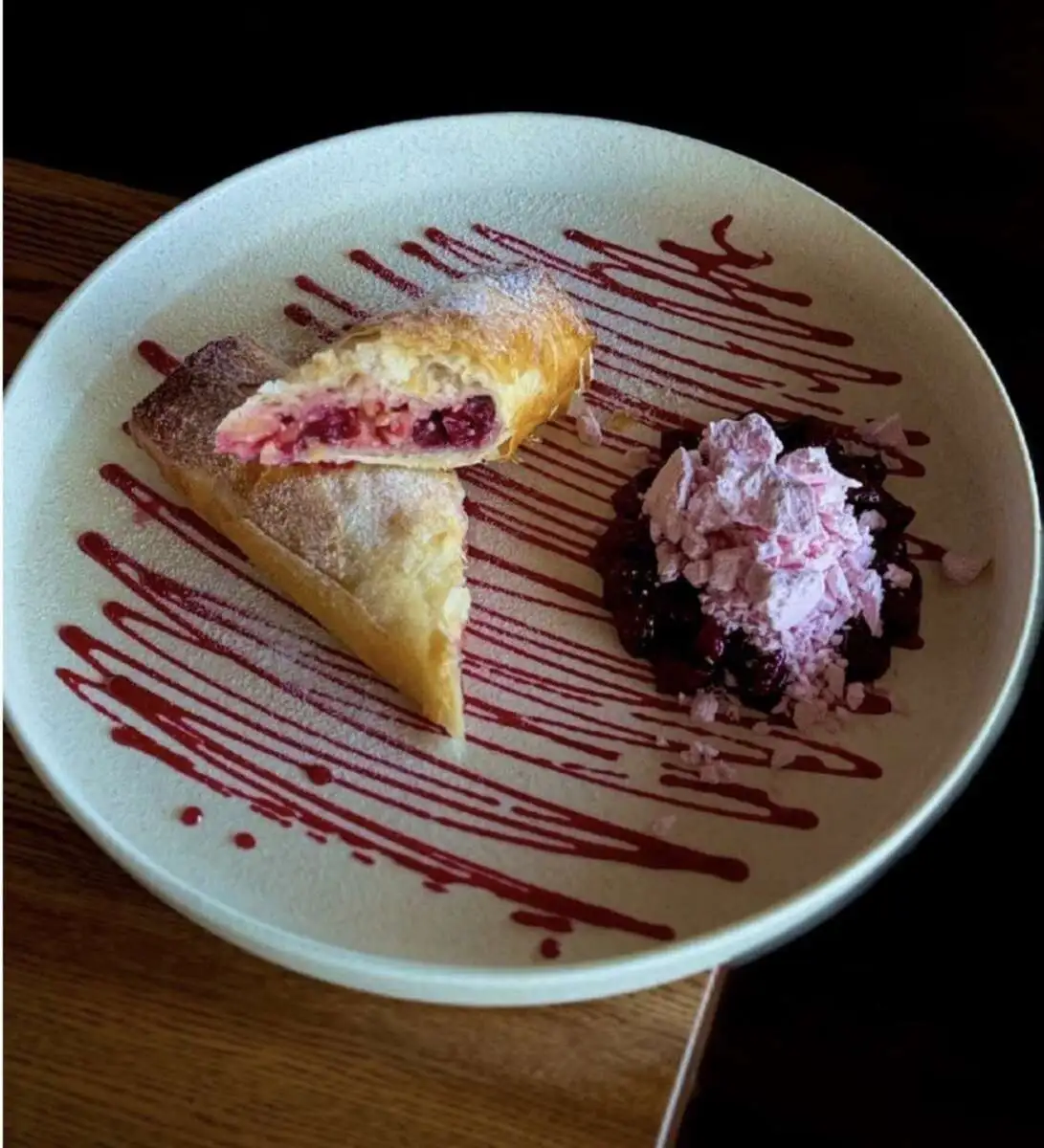  Яблочно-вишневый штрудель с вишневым конфи и мороженым