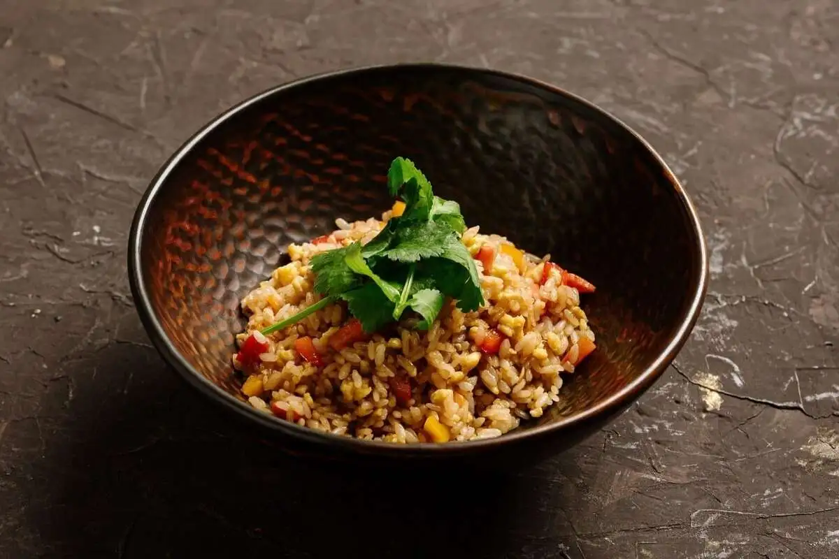 Жареный рис с овощами