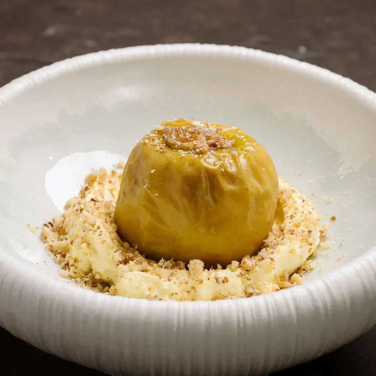  Печеное яблоко с орехами и медом