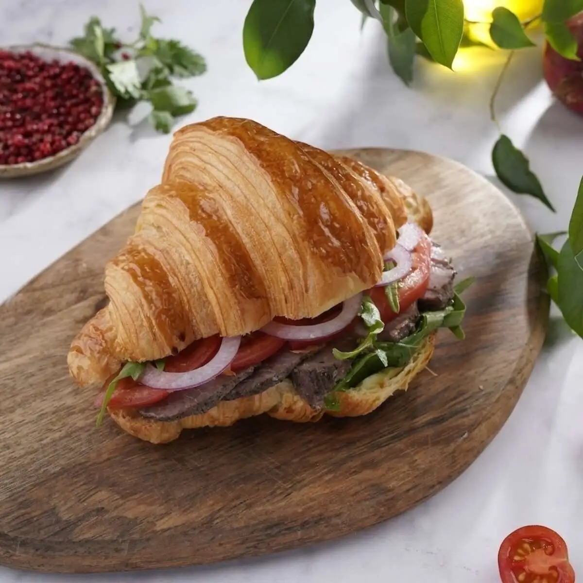 Круассан с ростбифом