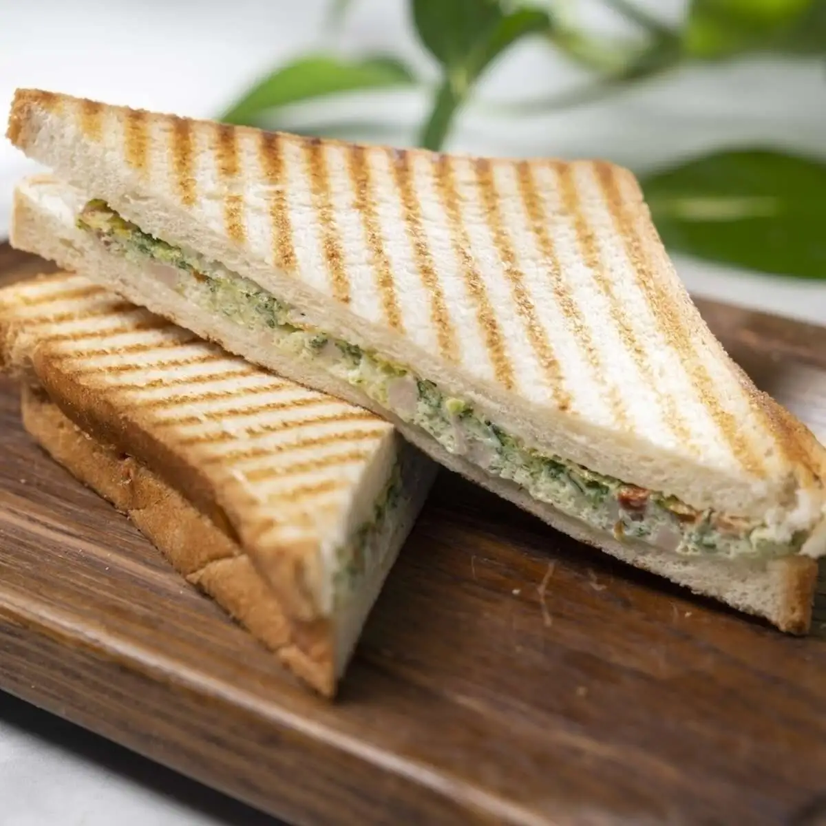 Сендвич с омлетом, шпинатом и ветчиной