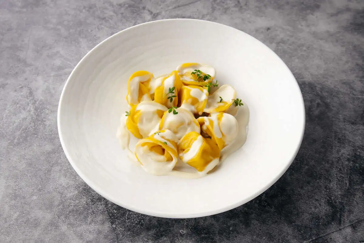 Рыбные пельмени в соусе из пармезана