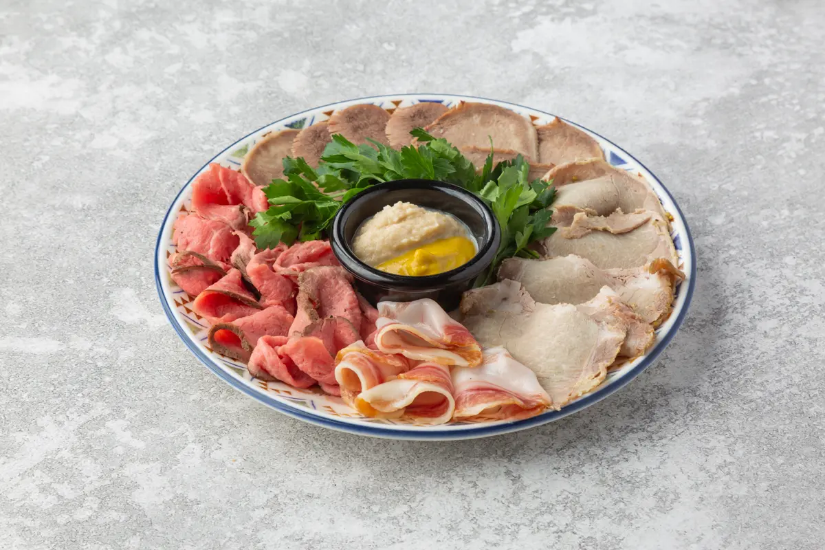 Тарелка с мясом и салом