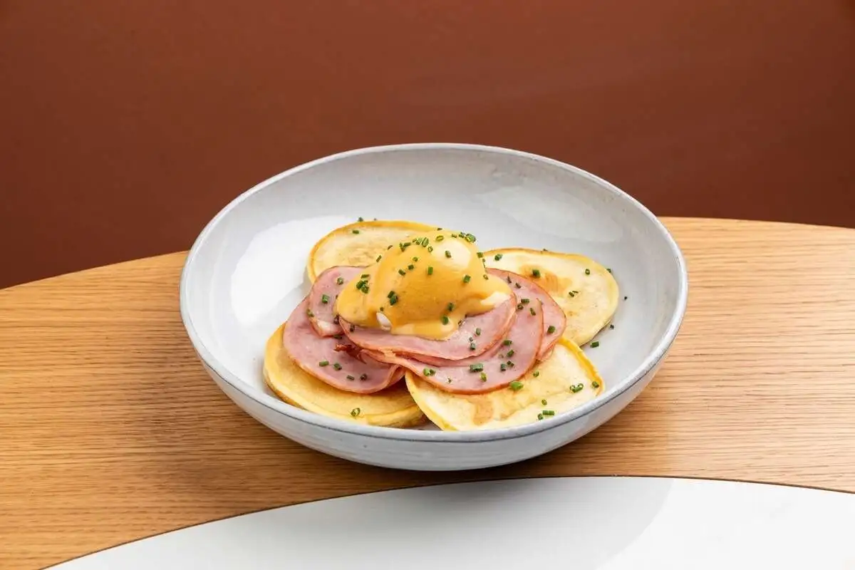 Оладьи с ветчиной и яйцом пашот