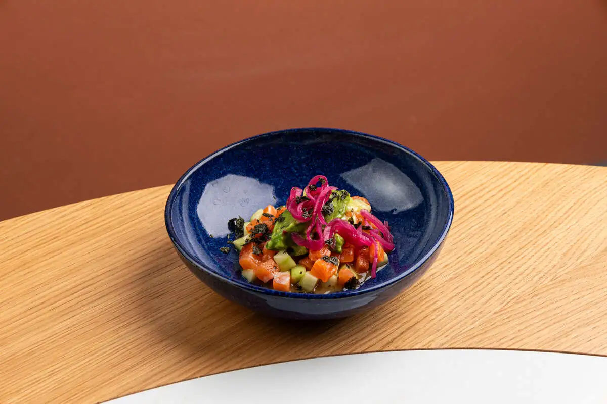 Тартар лосось, авокадо, огурец, соус понзу