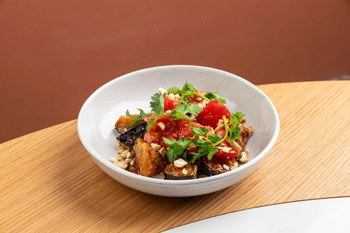 Баклажаны WOK, томаты, кешью, сладкий чили