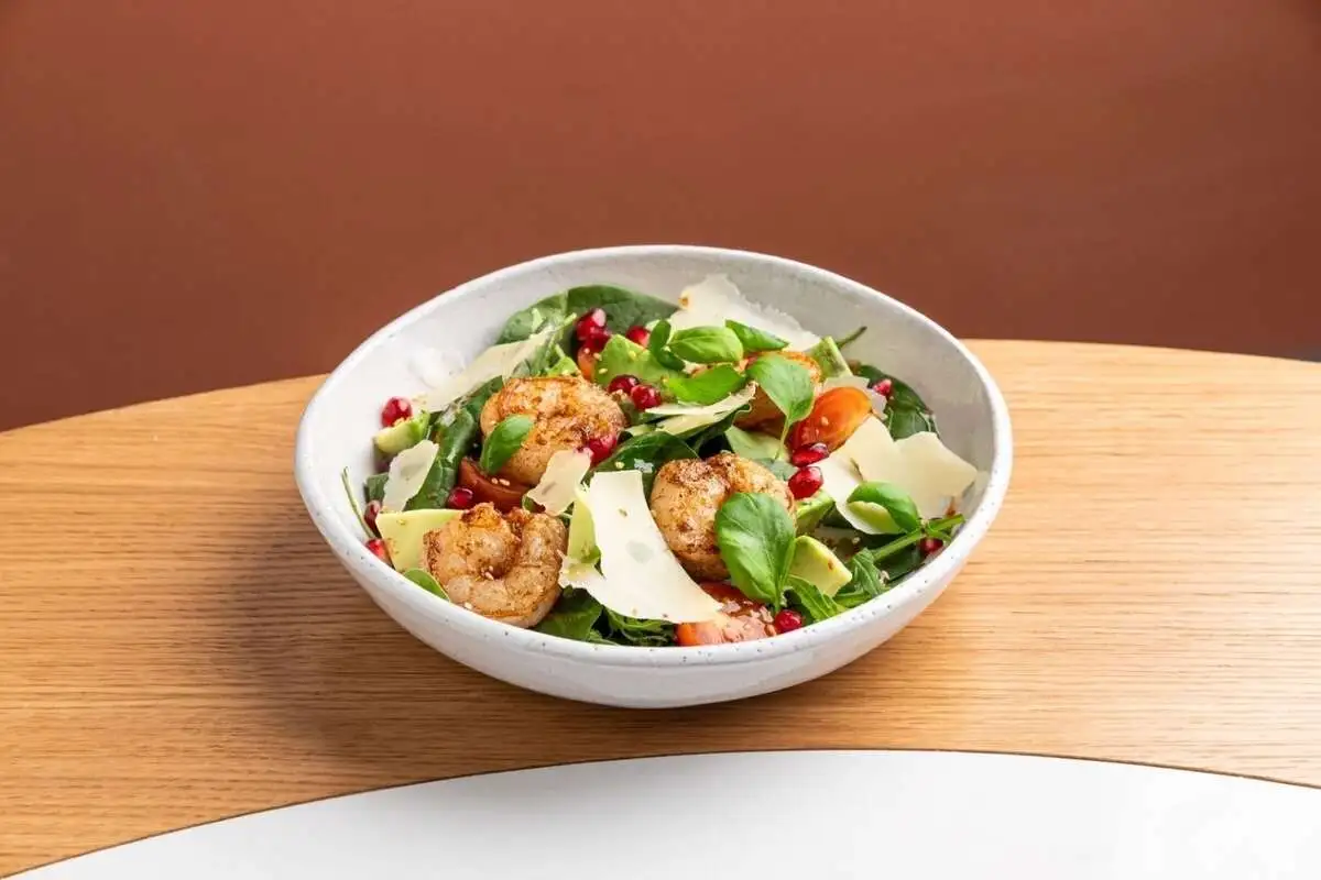 Креветки, рукола, авокадо, томат