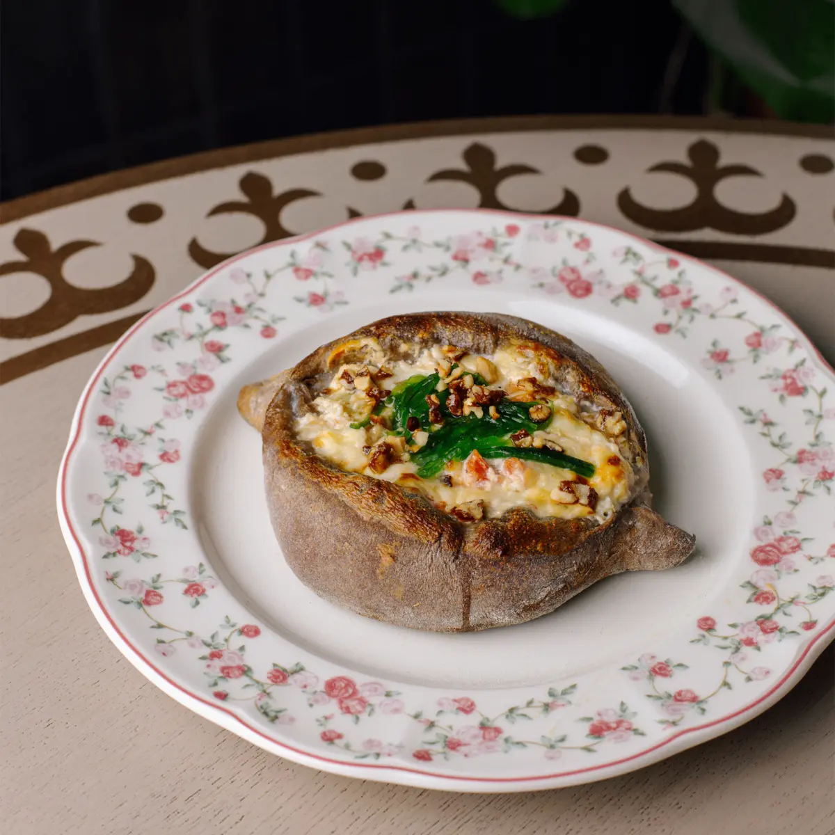 Бородинский мини-хачапури с креветкой, водорослями чука и грильяжем из пекана