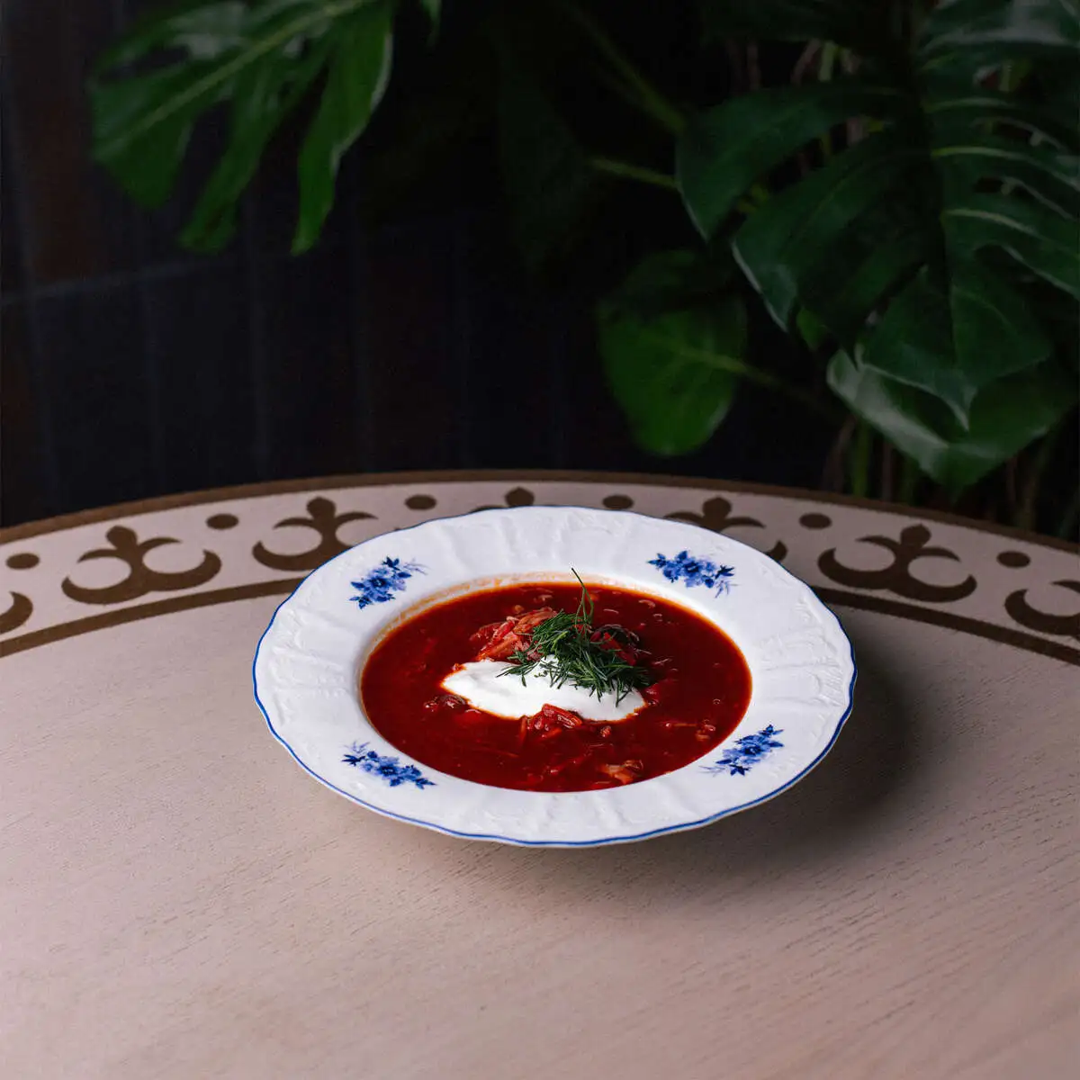 Грузинский борщ с рваной говядиной и вишней