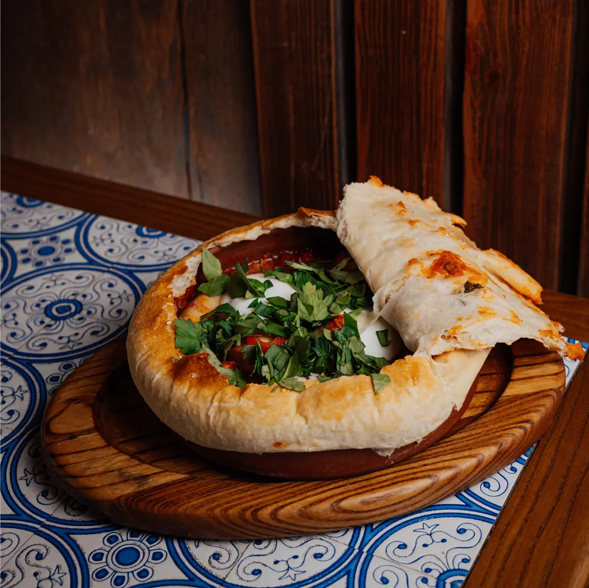 Шакшука с колбасками, яйцом пашот и шапкой из теста