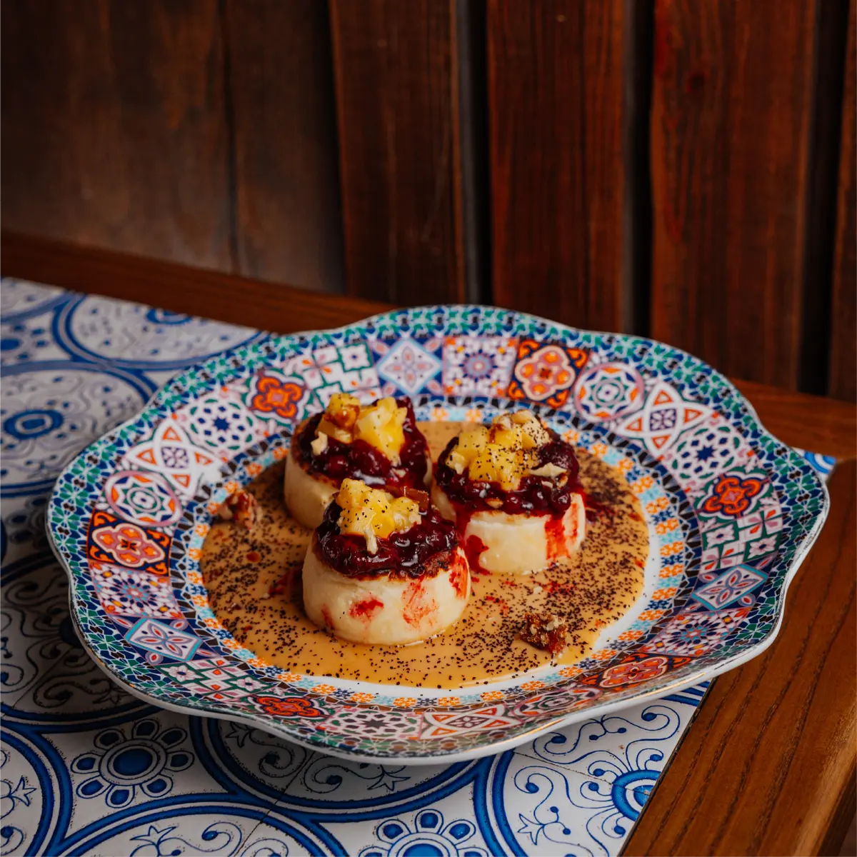 Сырники с вишнево-брусничным соусом и манго